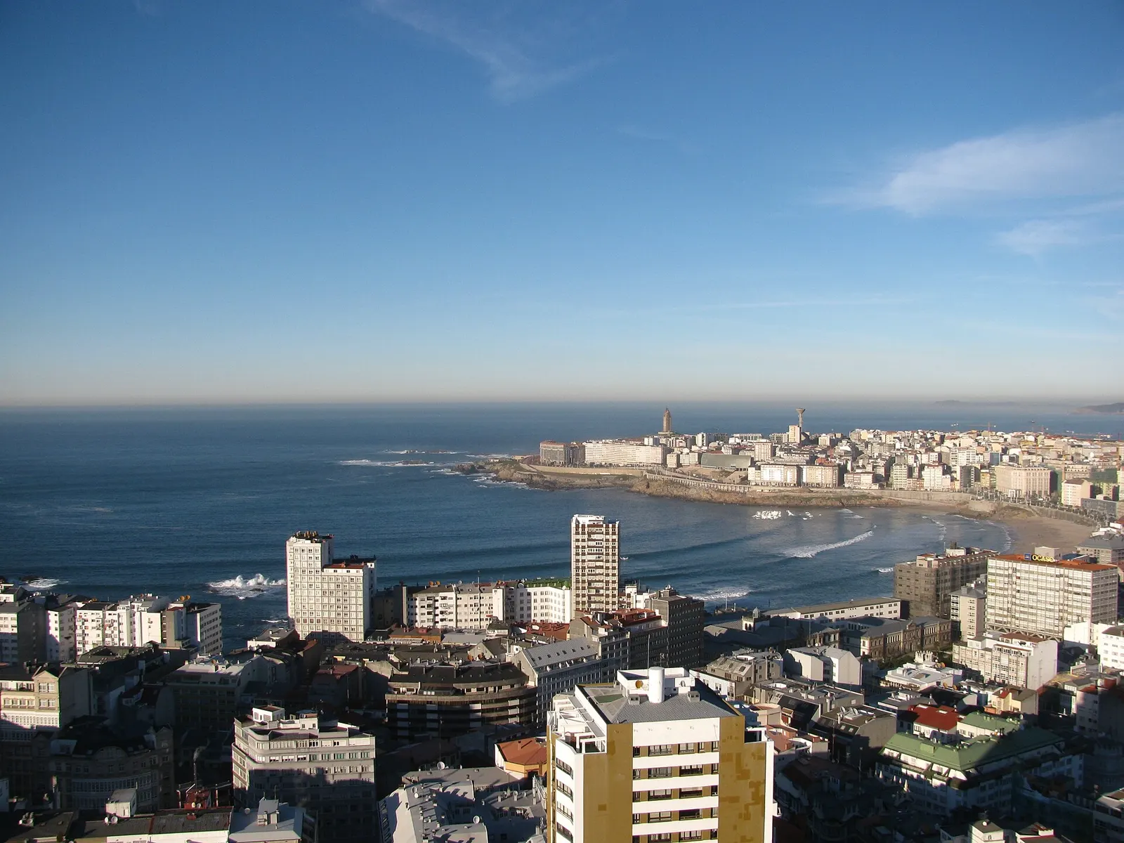 Vista de A Coruña con la ensenada del Orzán y la Torre de Hércules al fondo