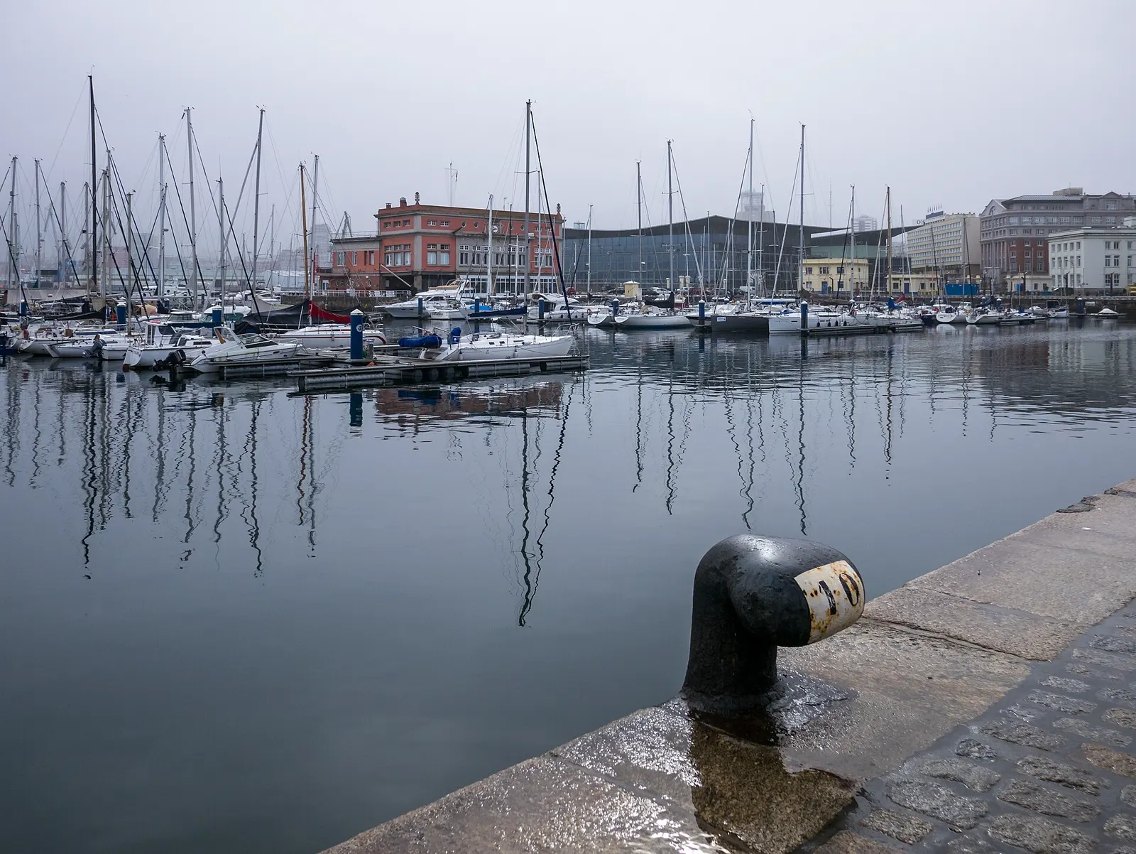 Dársena del puerto de A Coruña en un día de niebla